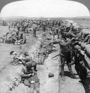 Royal Munster Fusiliers vechten bij Honey Nest Kloof, Zuid-Afrika, 1900 door Underwood and Underwood