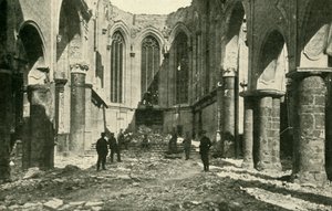Verwoeste kerk in Visé in België, 1914-1918, c1920 door Underwood and Underwood