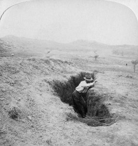 Zijaanzicht van een Boerenloopgraaf aan de voet van Hlangwane Hill, Zuid-Afrika, 1901 door Underwood and Underwood