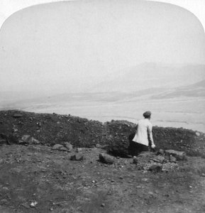 Spion Kop, vanuit een Boerenloopgraaf op Krantz Kloot, Zuid-Afrika door Underwood and Underwood