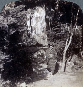 Spattend water van een waterval in Yumoto, Japan, 1904
