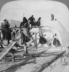 Zout stapelen in de grote zoutvelden van Solinen, Zwarte Zee, Rusland, 1898 door Underwood and Underwood