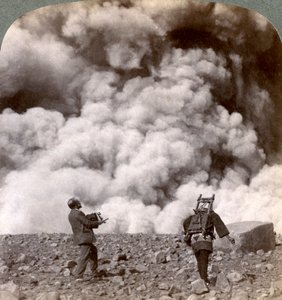 Plotselinge vulkanische uitbarsting in de krater van de berg Asama Asamayama, Japan, 1904