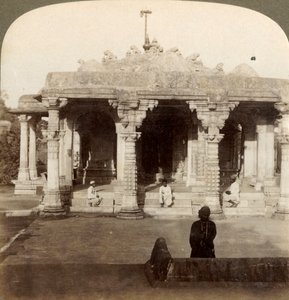 Prachtige marmeren tempels in Dilwarra, op Abu, de heilige berg van de Jains, India, 1903
