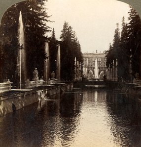 De laan van fonteinen, Keizerlijk Paleis van Peterhof, Rusland