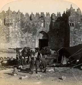 De Damascuspoort, de noordelijke ingang van Jeruzalem, Palestina door Underwood and Underwood