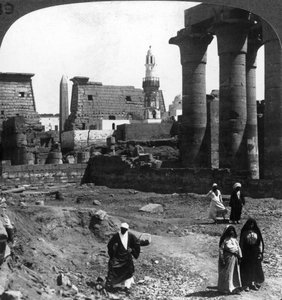 De moslimmoskee in de binnenplaats van de Luxortempel, Thebe, Egypte, 1905