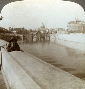 De rivier de Tiber, Castel Sant Angelo en de Sint-Pietersbasiliek, Rome, Italië door Underwood and Underwood