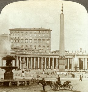 Het Vaticaanse paleis vanaf het Sint-Pietersplein, Rome, Italië