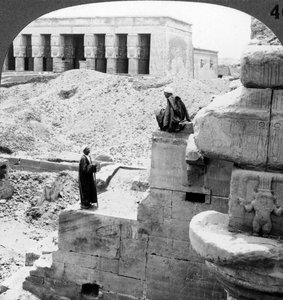 De prachtige Tempel van Hathor in Denderah, Egypte, 1905 door Underwood and Underwood