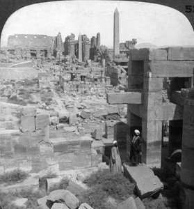 De volledige lengte van de gigantische Tempel van Karnak, Thebe, Egypte, 1905 door Underwood and Underwood