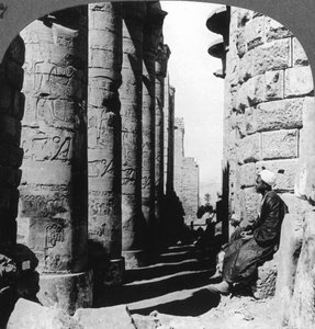 De beroemde zuilengalerij in de grote Tempel van Karnak, Thebe, Egypte, 1905 door Underwood and Underwood