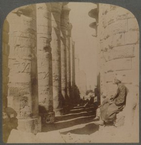 De beroemde zuilengang van de grote Hypostyle Hal in de Tempel van Karnak, Thebe, Egypte, 1897 door Underwood and Underwood