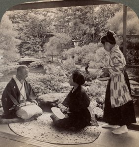 De tuinen van het huis van de heer Y Namikawa, leider in de kunstindustrieën, Kyoto, Japan, 1904 door Underwood and Underwood