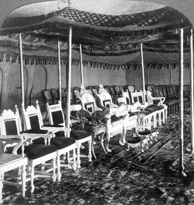 Het gouden baldakijn in de Durbar-tent van de Maharaja van Kasjmir, Delhi, India, 1903 door Underwood and Underwood