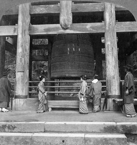 De grote klok van de Chion-in Tempel, Kyoto, Japan door Underwood and Underwood
