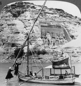 De grottentempel van Abu Simbel, gezien vanaf de Nijl, Egypte, 1905 door Underwood and Underwood