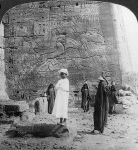 De jacht op de wilde stier, uitgehouwen op een tempelmuur in Medinet Habu, Thebe, Egypte, 1905