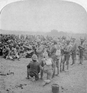 De overmeesterde Boerengevangenen rusten op de weg van Paardeberg naar Modderrivier, 1900