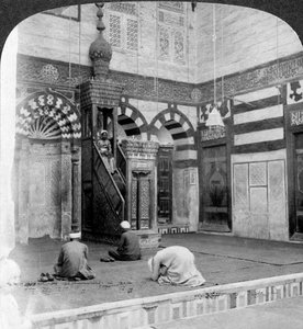 De gebedsnis en preekstoel in de grafmoskee van Kait Bey, Caïro, Egypte, 1905 door Underwood and Underwood