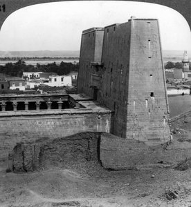De pyloon en binnenplaats van de tempel van Horus in Edfu, Egypte, 1900 door Underwood and Underwood
