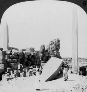 De hoogste obelisk in Egypte, in de tempel van Karnak, Thebe, Egypte, 1905 door Underwood and Underwood
