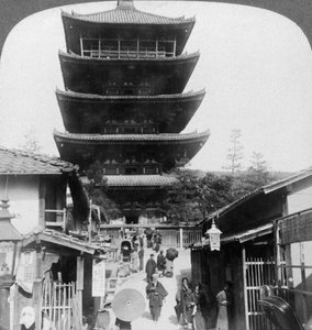 De westkant van de vijf verdiepingen tellende Yasaka-pagode, Kyoto, Japan door Underwood and Underwood