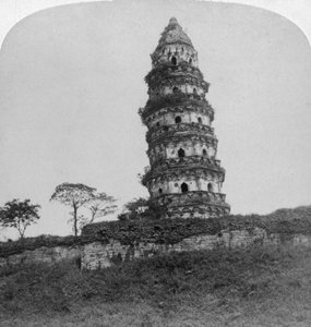 Tiger Hill Pagode, de Scheve Toren, van Soo-Chow Suzhou, China door Underwood and Underwood