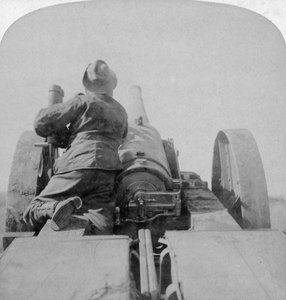 Training van een van HMS Monarchs 4.7 inch kanonnen op de Pretoria forten, Zuid-Afrika door Underwood and Underwood