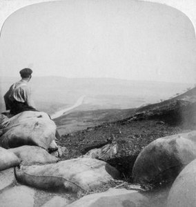 Tugela-rivier en Mount Alice vanaf Spion Kop, Zuid-Afrika, 1901 door Underwood and Underwood
