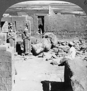 Uitzicht vanaf het Ramesseum zuidoost over de vlakte van Thebe, Egypte, 1905 door Underwood and Underwood