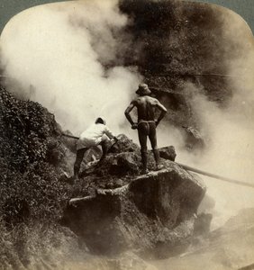 Een uitbarsting van stoom en kokende modder halverwege de vulkaan Aso-san, Japan, 1904 bekijken door Underwood and Underwood