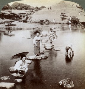 Vrouwen steken het meer over op stapstenen, Suizen-ji Tuin, Kumamoto, Japan, 1904