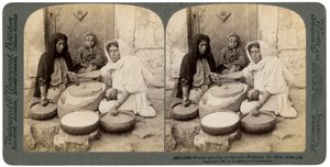 Vrouwen die malen bij de molen, Palestina door Underwood and Underwood