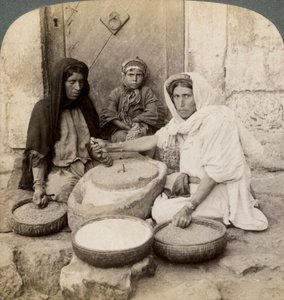 Vrouwen die malen bij de molen, Palestina, 1900 door Underwood and Underwood