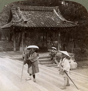Vrouwelijke pelgrims op de trappen van Omuro Gosho oost, Kyoto, Japan, 1904 door Underwood and Underwood
