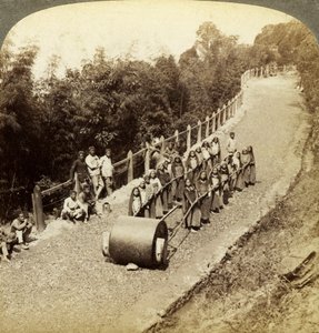 Vrouwen werken aan de Darjeeling Highway, India door Underwood and Underwood
