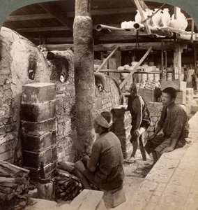 Arbeiders kijken naar ovens vol Awata porselein, Kinkosan werken, Kyoto, Japan, 1904