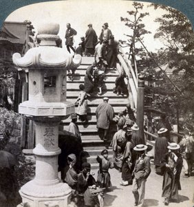Gelovigen steken de halfronde brug over naar de Kameido-tempel, kijkend naar het noorden, Tokio, Japan