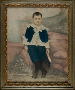 Jongen in blauw pak