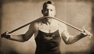 Californische krachtpatser Mr P. A. Linebarger buigt een ijzeren staaf met zijn tanden, San Francisco ca. 1922 door Unknown