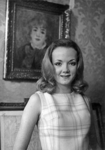 Catherine Hiegel Voor het Canvas van Renoir Thuis Frans van La Comedie Francaise na het Ondertekenen van Haar Contract voor de Rol van Dienstmeid op 30 Januari 1969