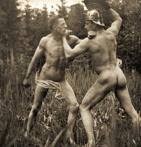 Vechtpositie met een Romeinse helm, ca. 1910 door Unknown