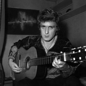 Franse Zanger Christophe (Daniel Bevilacqua) Schildert een Canvas Thuis, 18 November 1969 door Unknown