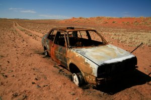Verroeste auto gestrand in de Namibwoestijn