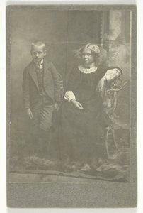 Zonder titel (jongen en meisje) door Unknown