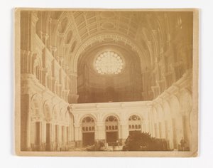 Uitzicht op het interieur van de kerk van St. Johannes de Doper, Brooklyn, kijkend naar het westen richting het roosvenster