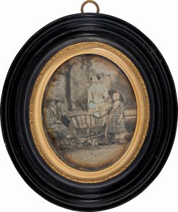 Twee Vrouwen en Drie Kinderen in de Tuin door Unknown 19th Century