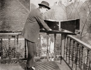 Archibald Montgomery Low met de Audiometer, uit Master Minds of Modern Science, gepubliceerd 1930 door Unknown