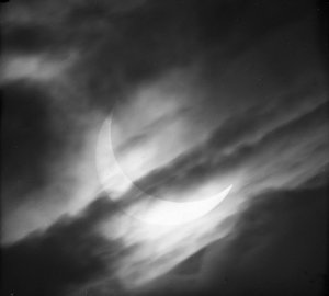 Astronomische glasplaatdia van zonsverduistering door wolken (glasnegatief) door Unknown Artist